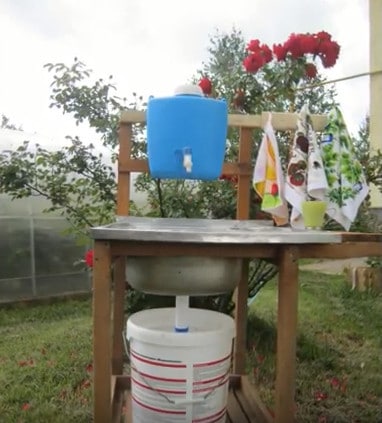 Lavabo à faire soi-même pour offrir : aperçu des meilleurs designs et exemples de produits faits maison