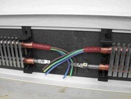 Chauffage par plinthes: caractéristiques de l'installation d'une plinthe chauffante à eau et électrique