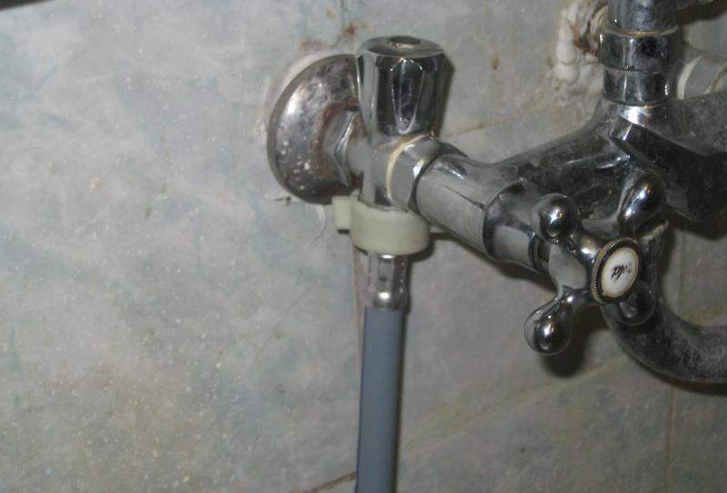 Comment connecter indépendamment la machine à laver à l'alimentation en eau, aux égouts et à l'électricité