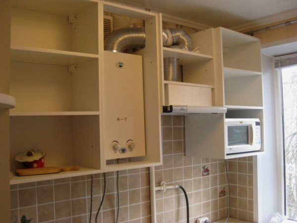 Comment cacher un chauffe-eau à gaz dans la cuisine : les exigences de sécurité + une sélection des meilleures idées de déguisement