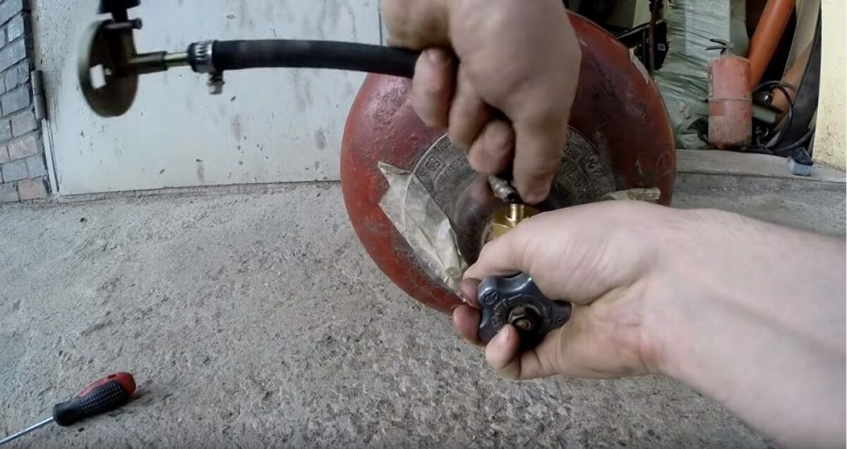 Dispositif de soupape de bouteille de gaz et son remplacement sur la bouteille