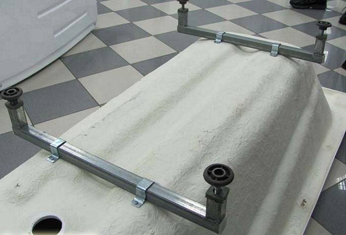 Les principales étapes de l'installation d'une baignoire de vos propres mains: options acrylique, fonte et acier