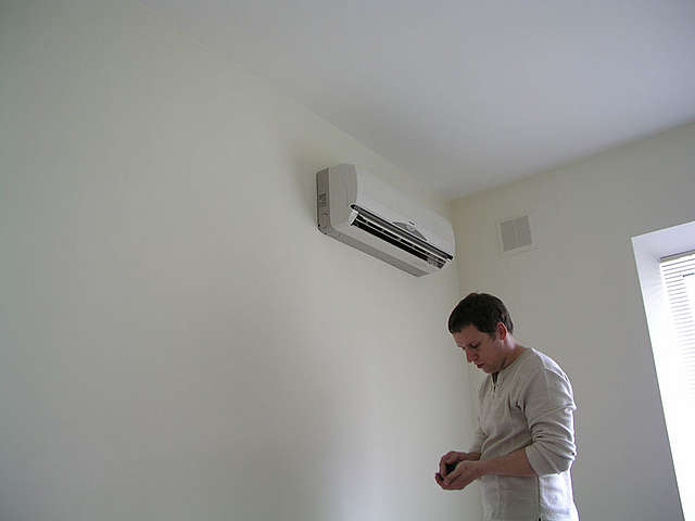 Installer un climatiseur extérieur sur un balcon