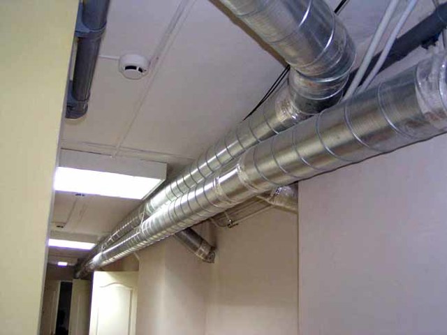 Hotte pour la cuisine avec un conduit d'air: règles de sélection et d'installation