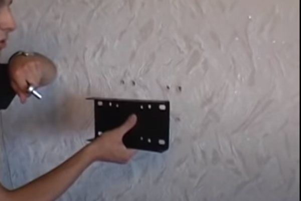 Comment accrocher un téléviseur au mur - un guide rapide