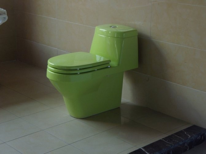 Caractéristiques de l'installation d'un drain de toilette perpendiculaire au plan de la colonne montante d'égout