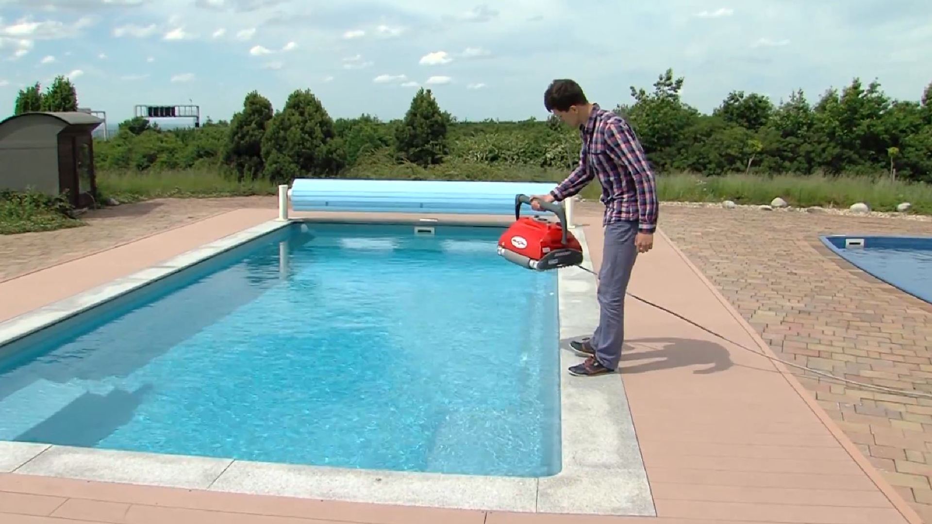 Le meilleur aspirateur robot pour la piscine : top 10 des modèles + nuances de choix