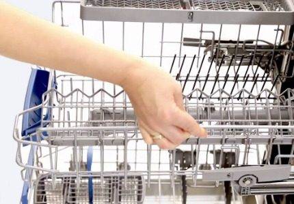 Vue d'ensemble du lave-vaisselle Bosch SPV47E30RU: quand peu coûteux peut être de haute qualité