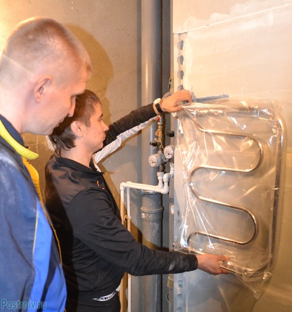 Installation et raccordement d'un sèche-serviettes - analyse de la technologie de travail