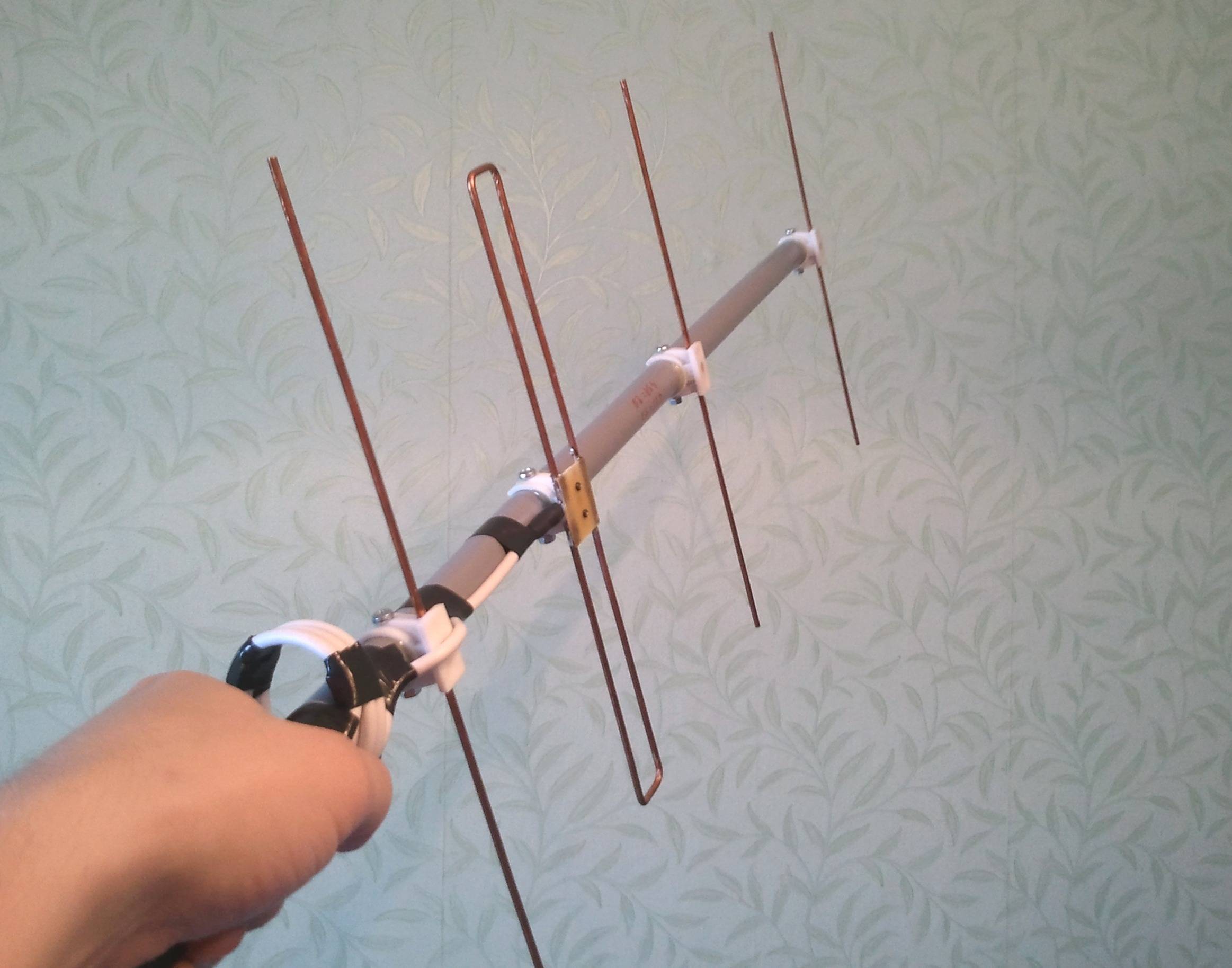 Comment fabriquer une antenne TV de vos propres mains - une description étape par étape de comment et à partir de quoi fabriquer une antenne pour la télévision numérique et analogique (vidéo + 85 photos)