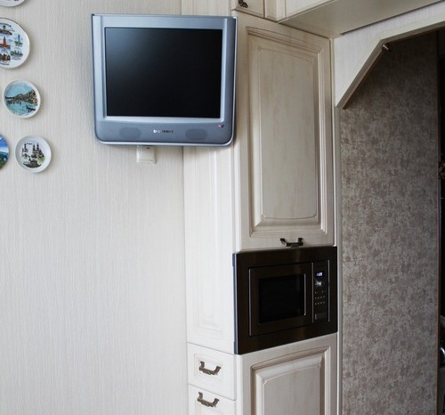 Est-il possible de suspendre un micro-ondes au-dessus d'une cuisinière à gaz: exigences de sécurité et règles d'installation de base