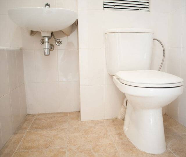 Installer une toilette au sol de vos propres mains et la raccorder à l'égout