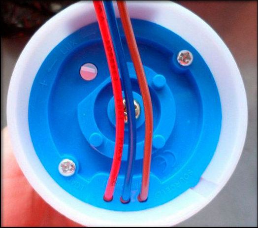 Capteurs de lumière extérieure TOP-5 pour allumer la lumière: les meilleurs modèles + les nuances de choix et de connexion