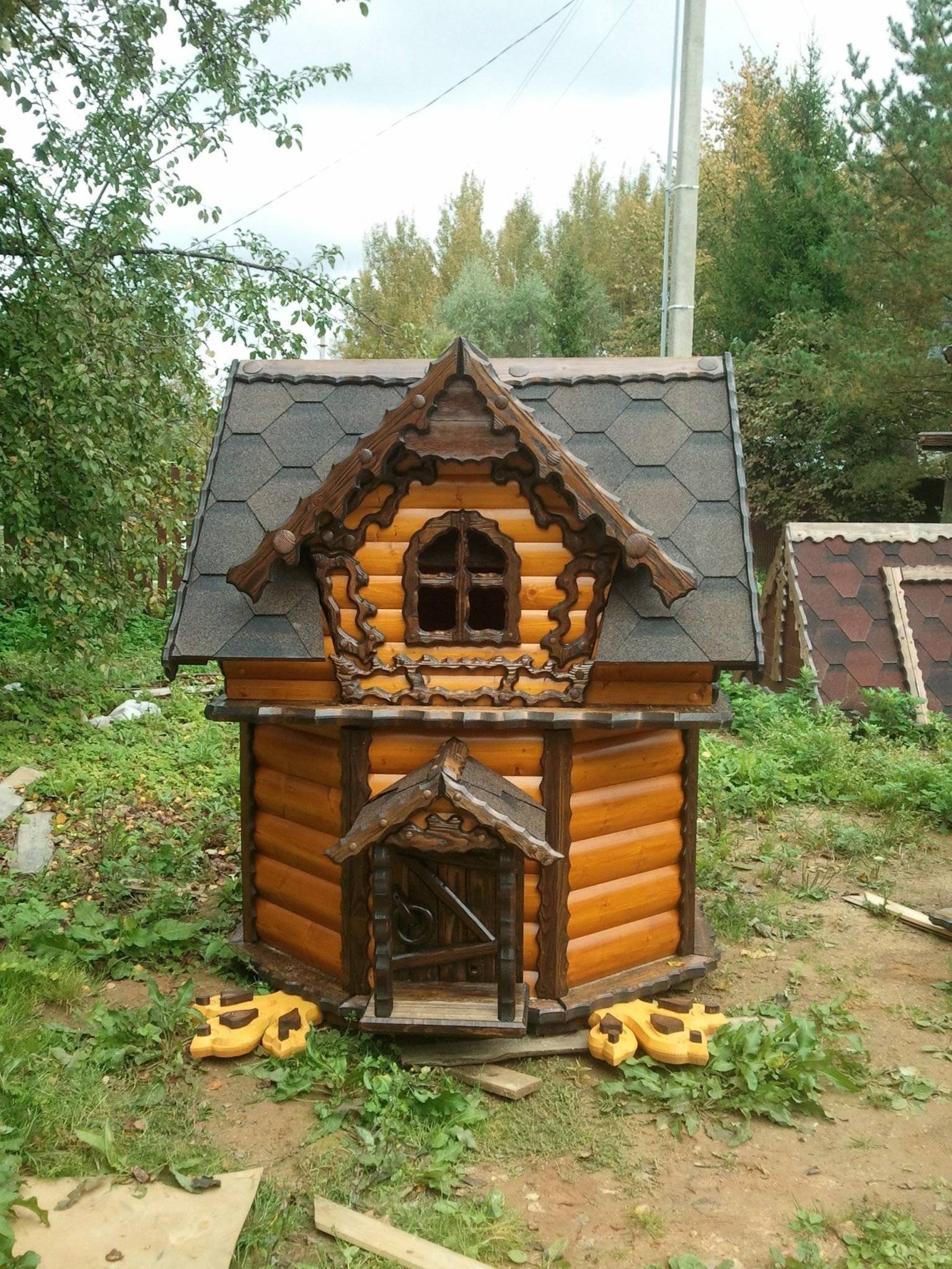 Maison à faire soi-même pour un puits: dessins avec dimensions et étapes de travail