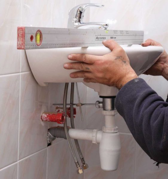 Comment fixer le lavabo de la salle de bain au mur: instructions détaillées pour la fixation