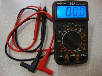 Comment vérifier la tension dans une prise avec un multimètre: règles de mesure