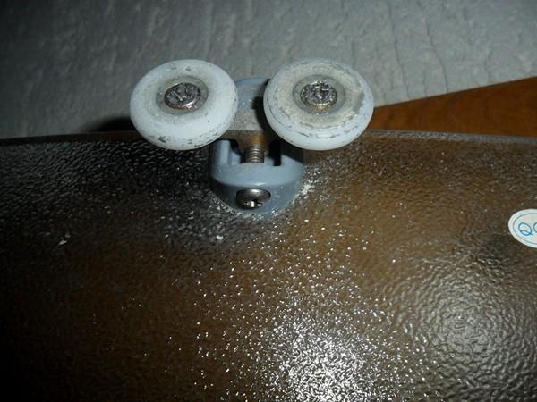 Rouleaux de douche : critères de sélection des ferrures de porte, instructions d'installation et de remplacement