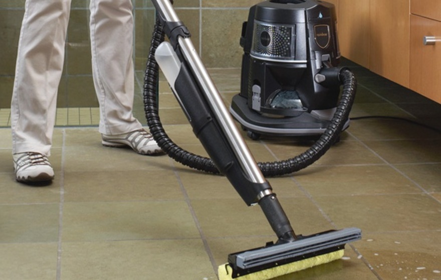 Comment utiliser correctement un aspirateur de lavage: règles et méthodes d'application, montage, démontage, équipement, caractéristiques de nettoyage du stratifié, parquet, moquette, fenêtres