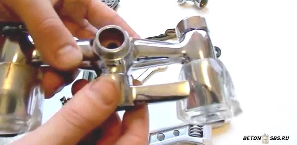 Robinet qui goutte dans la salle de bain : comment y remédier ? pourquoi l'eau coule du mitigeur, la version à levier unique coule, ce qu'il faut faire