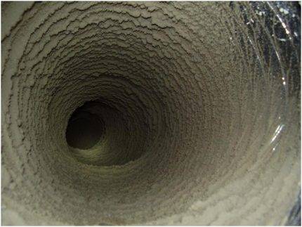 Comment ne pas s'enliser dans la graisse: on nettoie la hotte de ventilation et d'évacuation dans la cuisine