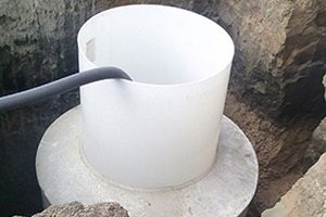 Fosse septique "Cèdre": aménagement intérieur, comment ça marche et vaut-il la peine d'être acheté?