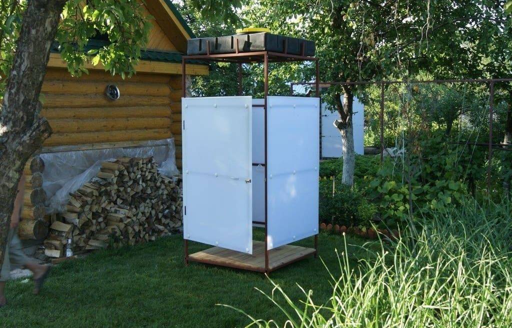 Cabine de douche pour une résidence d'été (67 photos): installation d'un design de maison de campagne dans la rue, cabines d'été extérieures avec eau chauffée de vos propres mains