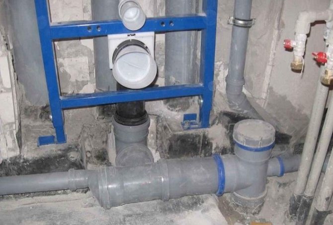 Remplacement de l'égout dans l'appartement de vos propres mains: instructions détaillées pour remplacer la colonne montante et les tuyaux