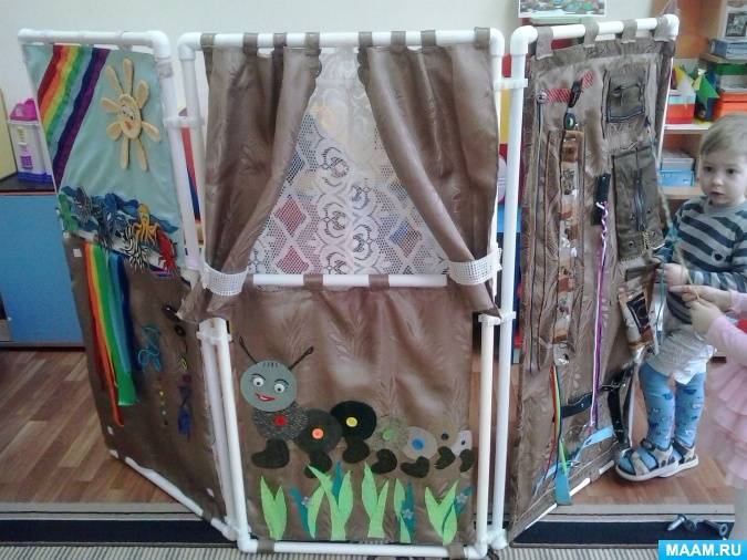 Écran fait de tuyaux en plastique pour la maternelle