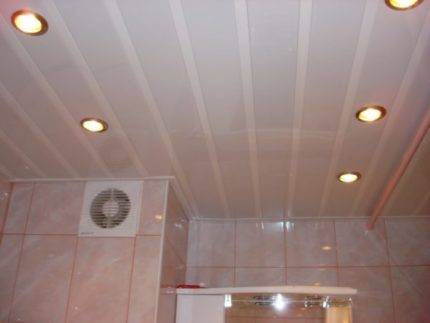 Installation de spots au plafond : instructions d'installation + conseils d'experts