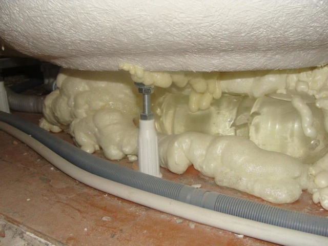 Installer une baignoire en acrylique de vos propres mains: sur le cadre, les pieds, les briques, la photo, la vidéo