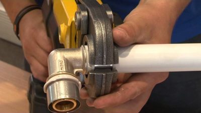 Installation à faire soi-même de tuyaux métal-plastique: caractéristiques de raccordement et de fixation de tuyaux en plastique, vidéo