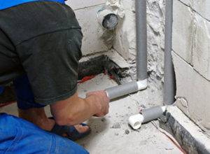 Nous choisissons un appareil de chauffage pour les tuyaux: lequel est le meilleur pour l'approvisionnement en eau et lequel est pour les égouts et le chauffage