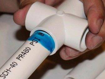 Raccordement de tuyaux en plastique à des tuyaux métalliques: une analyse des meilleures méthodes et des nuances d'installation