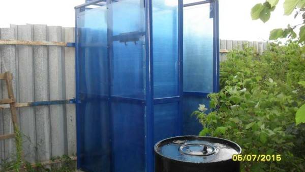 Douche d'été chauffée à faire soi-même: instructions de construction étape par étape