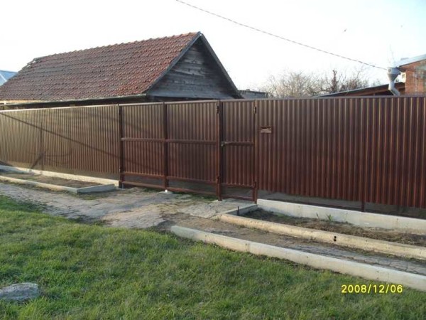 Clôture à faire soi-même à partir d'une feuille profilée: instructions pas à pas pour la construction d'une clôture