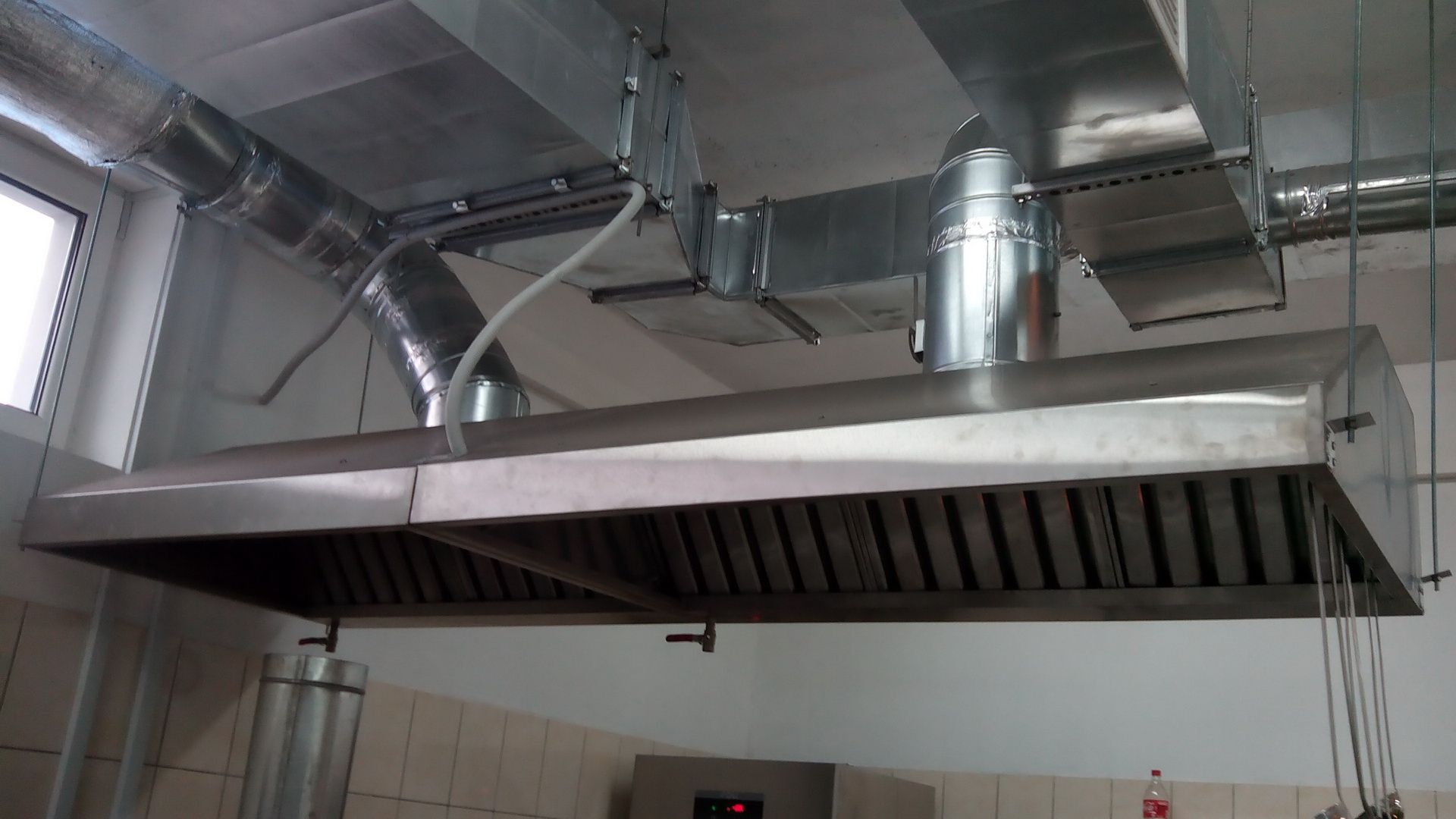 Ventilation d'échappement à travers le mur vers la rue : installation de la vanne à travers un trou dans le mur