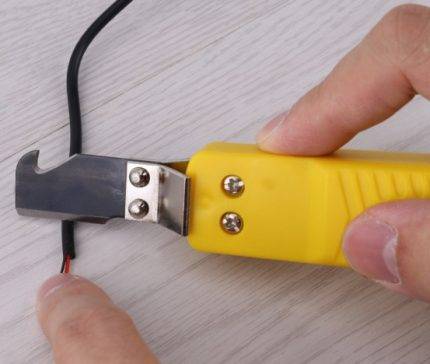 Dénudeur pour dénuder les fils: règles de sélection d'un outil pour dénuder les câbles et les fils