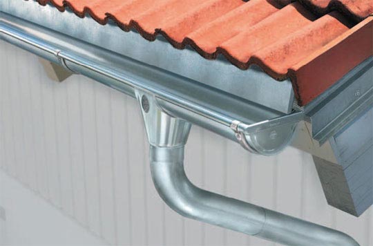 Installation à faire soi-même de gouttières métalliques pour un toit : analyse des technologies + exemple d'installation