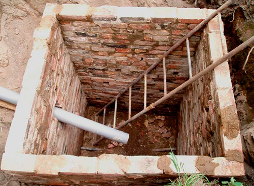 Puisard à faire soi-même composé d'anneaux en béton