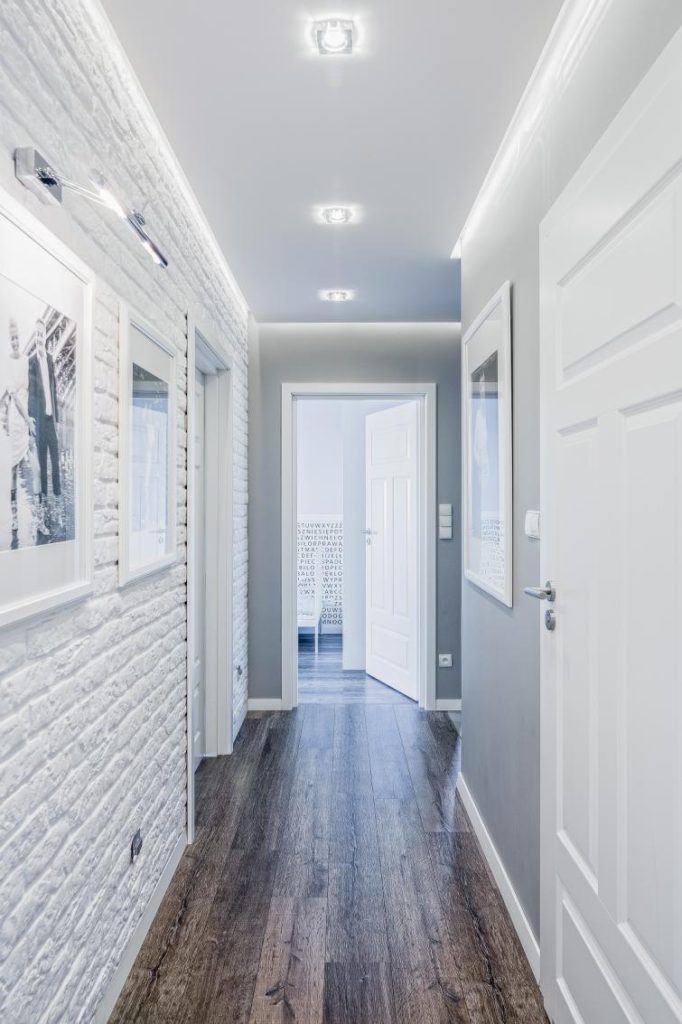 5 façons de sélectionner avec succès des meubles pour agrandir visuellement le couloir