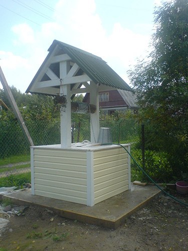 Décoration de puits (51 photos): décoration et agencement à faire soi-même dans le pays, conception de structures en anneaux de béton