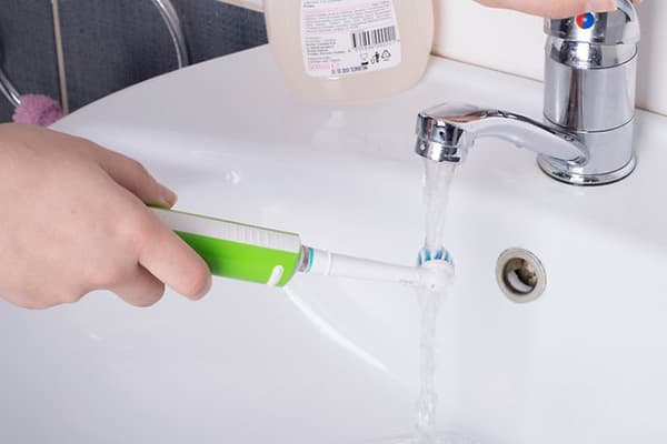 7 façons non conventionnelles d'utiliser votre brosse à dents pour nettoyer efficacement votre maison