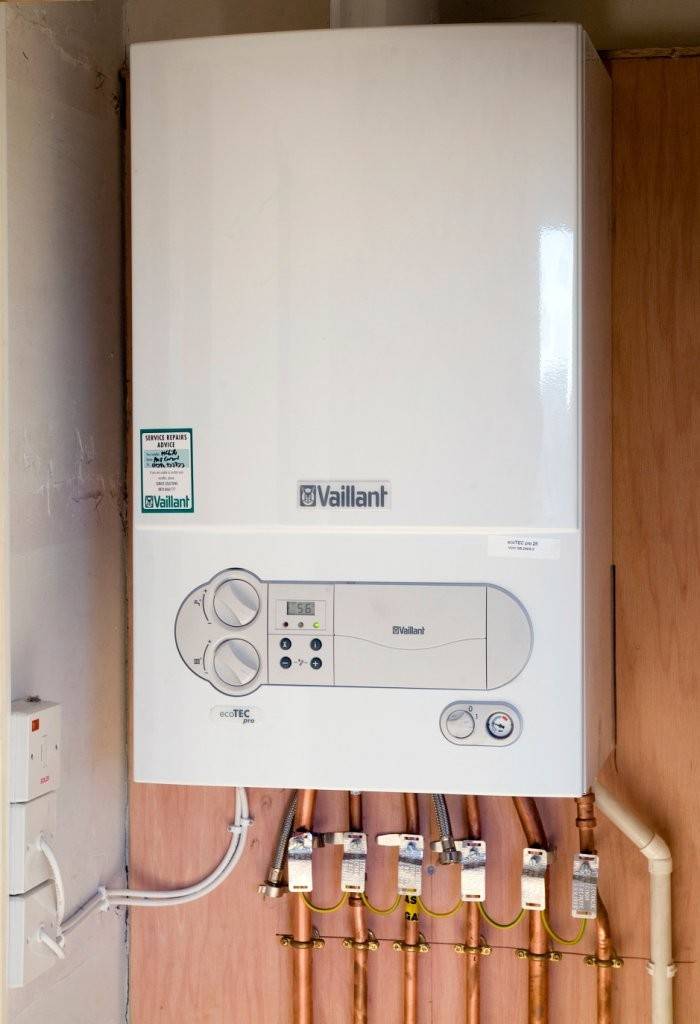 Chaudière électrique à double circuit pour le chauffage et l'alimentation en eau et murale dans une maison privée