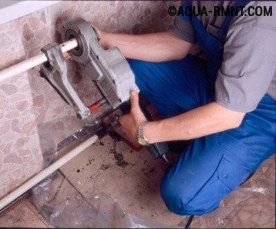 Installer un sèche-serviettes dans la salle de bain : guide d'installation DIY