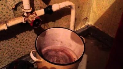 Pourquoi l'antigel coule et fuit - il fuit dans l'habitacle et s'écoule du radiateur de la voiture