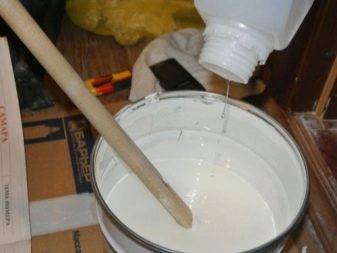 Restauration de baignoires à l'acrylique liquide : comment bien recouvrir une vieille baignoire avec un nouvel émail