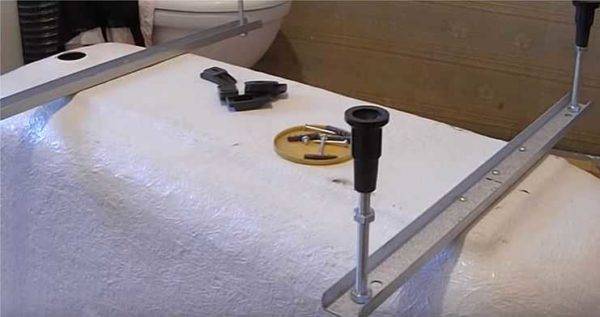 Comment installer un bain sur des briques: disposez une base et un côté en briques