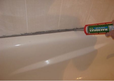 Comment coller une bordure sur une baignoire: nous démontons les options en céramique et en plastique