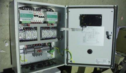 Armoire de commande de pompe : types, schémas de connexion, aperçu des modèles populaires