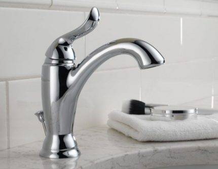 Comment installer un robinet sur un évier : options de raccordement flexibles et rigides